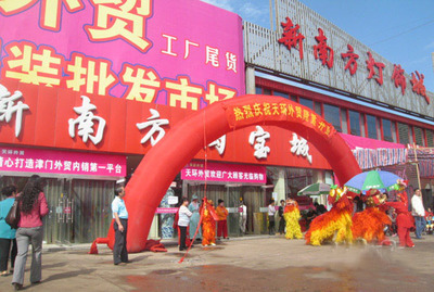 中國(guó)服裝服飾批發(fā)市場(chǎng)全景圖 機(jī)遇、挑戰(zhàn)與轉(zhuǎn)型之路